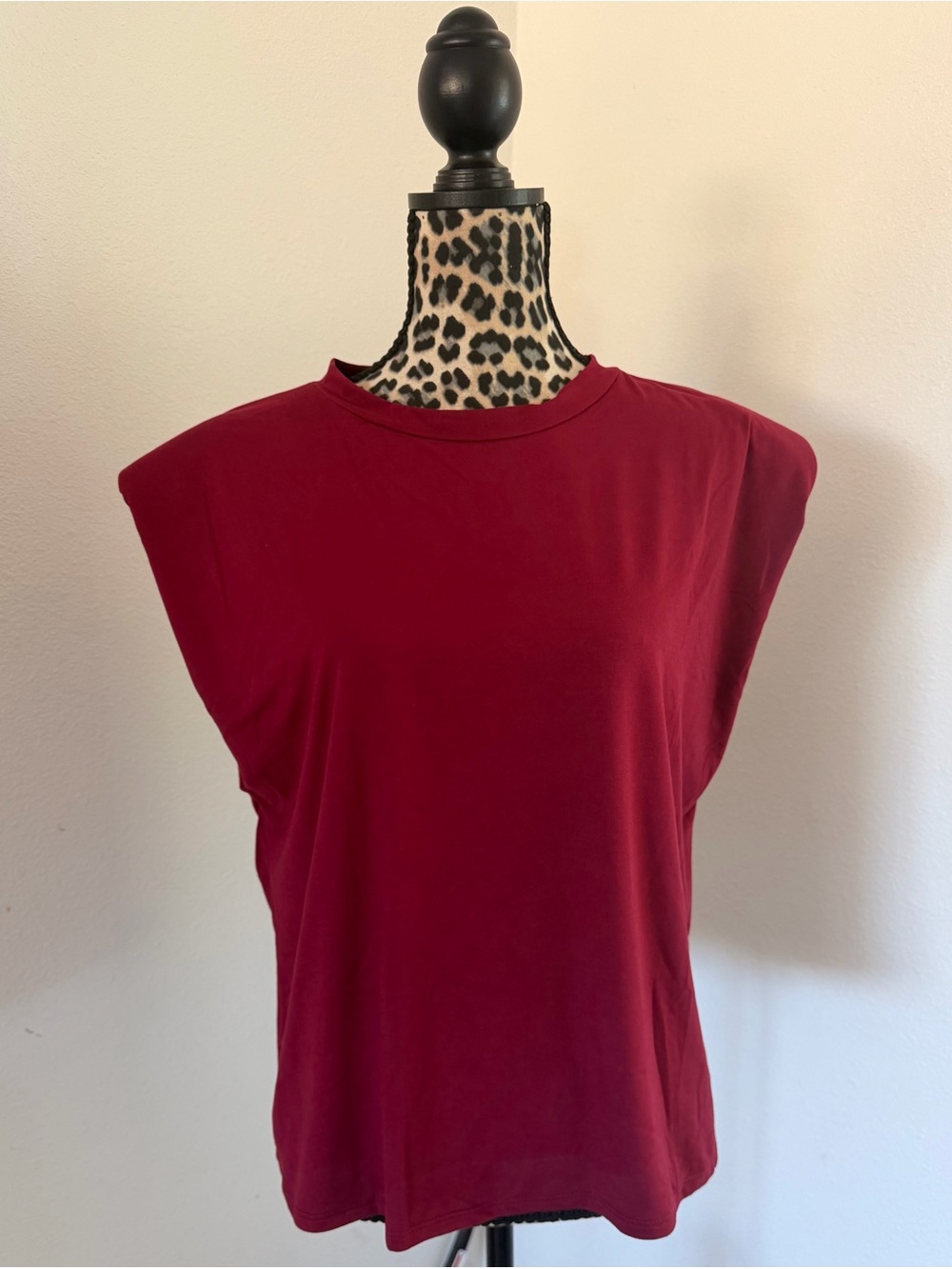 Sleeveless Crewneck Tank Top in Burgundy